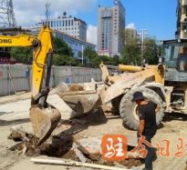 三个老头插肥婆视频高温下的坚守｜道路建设者用汗水铺就畅通路